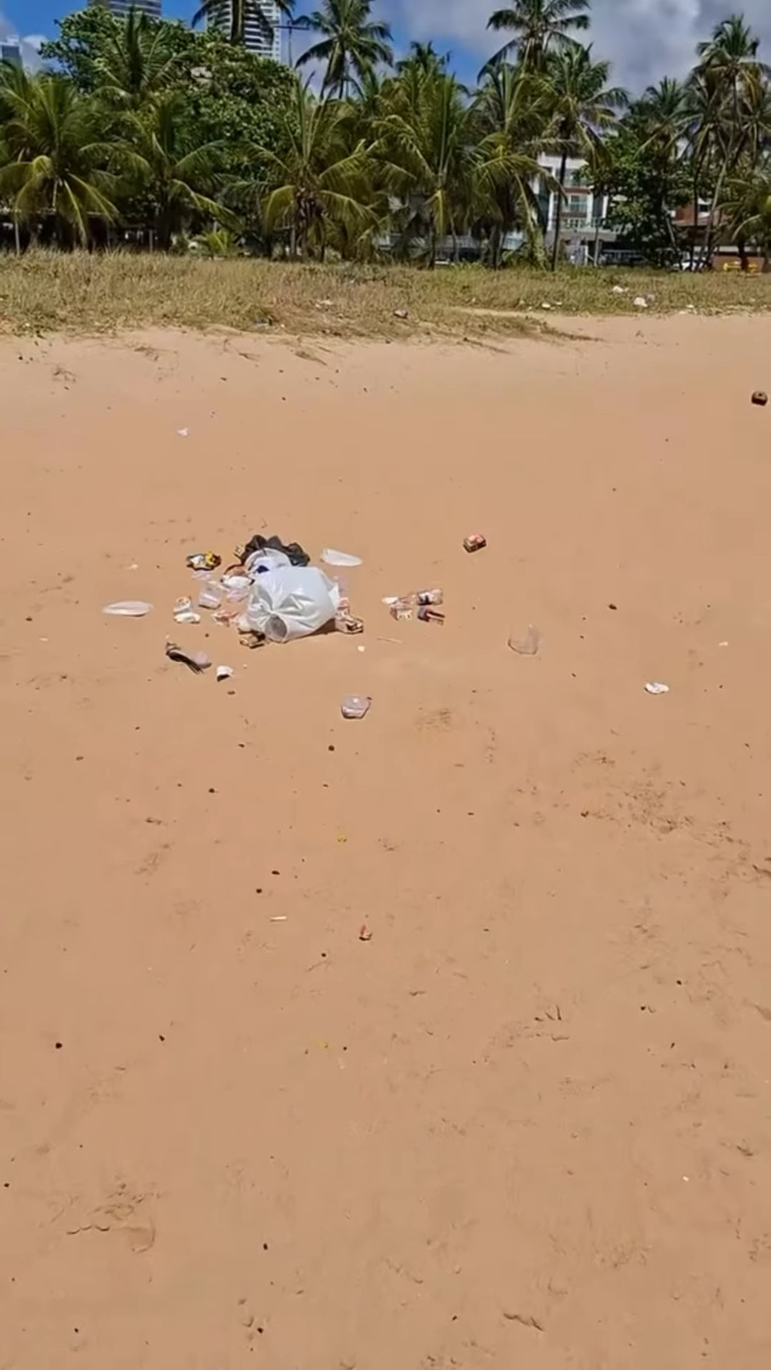 Lixo espalhado na areia da Praia do Cabo Branco